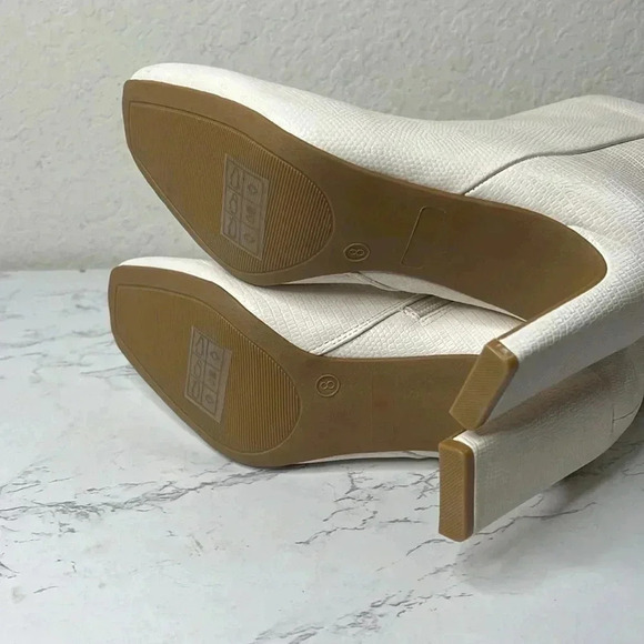 Journee Collection Sarla Bootie 8 - Picture 5 of 13